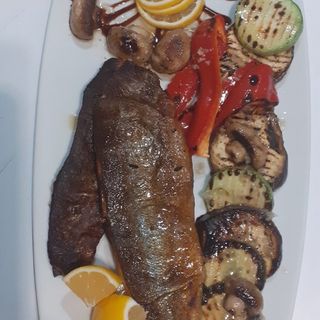 Dimljena pastrmka sa grilovanim povrćem