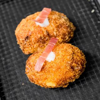 CROQUETA Carne, jamón, pimiento y cayena
