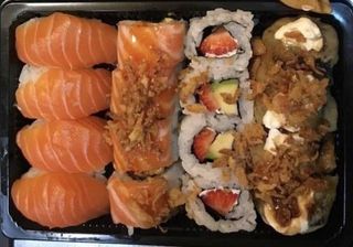 24. Nigiri de Salmão, Uramaki de Salmão Topo Braseado