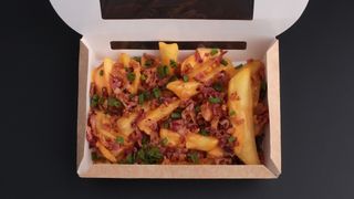 Картопляні діпи з беконом під сирним соусом (220г)