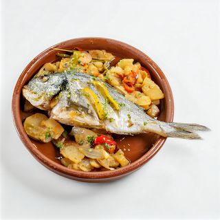 Dorada al horno con guarnición