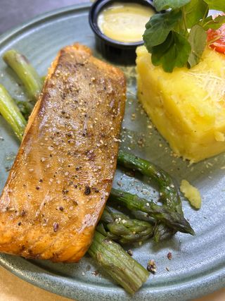 Панирана сьомга с аспержи и картофено пюре