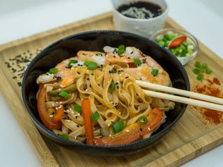 Рисова локшина з креветками в ананасовому соусі (300g)