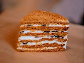 Медовий з чорносливом (1psc)