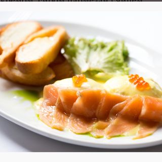 Яйця бененедикт з лососем, голандським соусом і сирними тостами