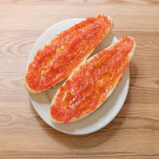 Tostada con tomate, sal y aceite