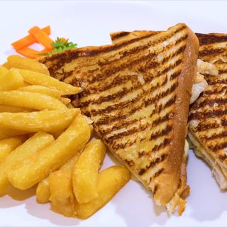 Chicken Sandwich + Chips