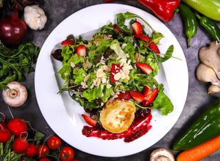 Салата Капри със запечено козе сирене и сладко (280г)