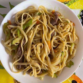 Tallarines Frito Con Ternera Y Salsa Curry