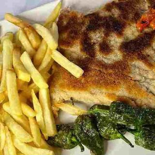 Cachopín con Patatas Y Pimientos