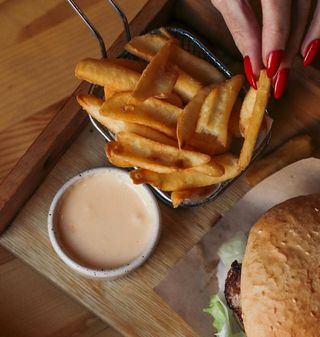 Картопляні діпи з сирним соусом