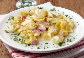 Tortellini con panna e prosciutto