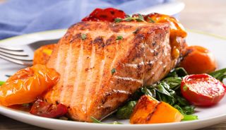 Losos na sotiranom povrću