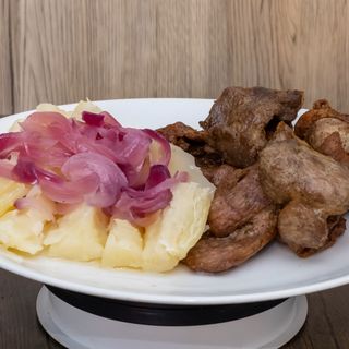 CARNE SALADA CON YUCA, RACIÓN. 