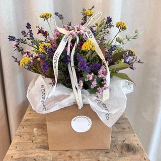 Mini Bolsa con Jarrón de flores Silvestres