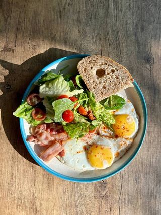 Ранкова тарілка з беконом