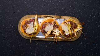 Tatar wołowy na pieczywie 3szt.