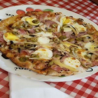 24. pizza de queso, jamón york, huevo, anchoas, espárragos y pimiento