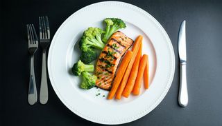 Somon la gratar cu broccoli si baby carrot