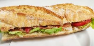 Bocadillo frío vegetal pollo y bacon