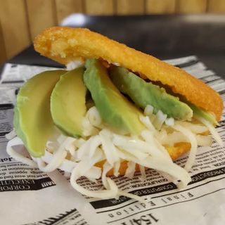Arepa de aguacate y queso fresco (1 ud.)