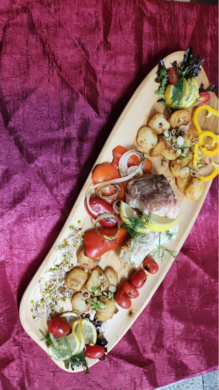 Rybka świeża Miętus z patelni tuszka 200 g , frytki , surówka