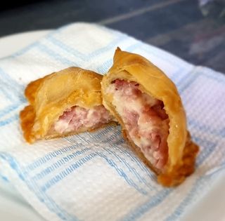 EMPANADA DE JAMÓN Y QUESO