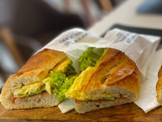 ვეგეტარიანული სენდვიჩი შემწვარი კვერცხით