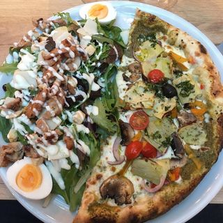 Moitié salade ( niçoise, Cesar, chef ) Moitié pizza 