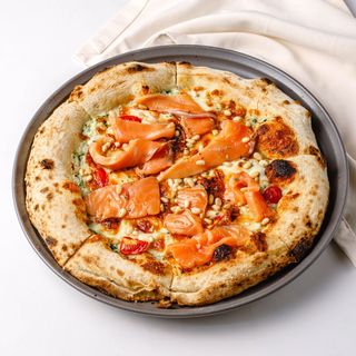 Пицца с лососем и шпинатом 