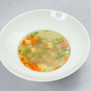 Zupa z klopsikami drobiowymi i makaronem.