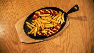 Pikantne kobasice sa sosom gorušice