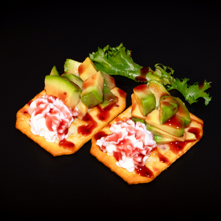 82. Crackers de aguacate con queso (4uds)