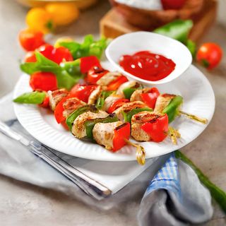 Brochettes de poulet marinées à la tomate