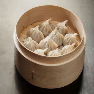12. Gyozas de cerdo con chucrut (12 unidades)