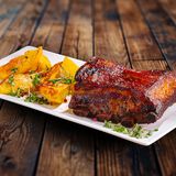 Costita de porc in sos barbeque cu cartofi