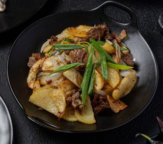 Картофель по-домашнему с тушенкой  (300 г)