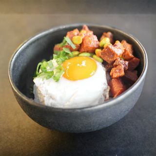 Donburi Porco crocante com miso picante