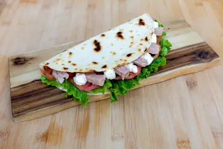 Piadina con tonno sott'olio, mozzarella, pomodorini, maionese