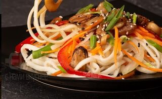 Удон з морепродуктами і овочами (380г)