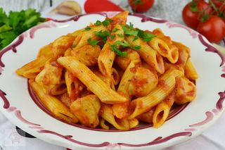 Penne cu sos rosu