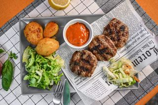 Домашни кюфтета на скара с гарнитура  (400г)