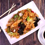 122. Пилешко с китайски гъби, бамбук и зеленчуци  (850г)