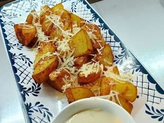 СМАЖЕНА КАРТОПЛЯ ПІД ПАРМЕЗАНОМ З ЧАСНИКОВИМ СОУСОМ (185/30g)