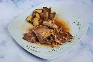 Svinjska kolenica sa pire krompirom