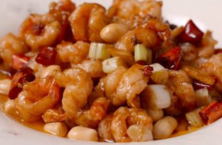 Camarão com amendoim e piri-piri 