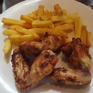 Alitas de pollo con patatas