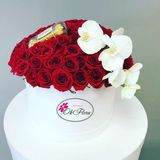 Cutie cu 101 trandafiri, orhidee și Ferrero Rocher