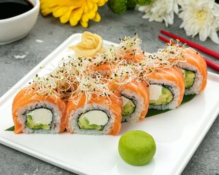 Рол Філадельфія з лососем і авокадо 