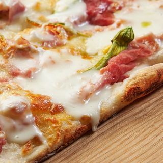 Fiori di zucca, cotto e crescenza 